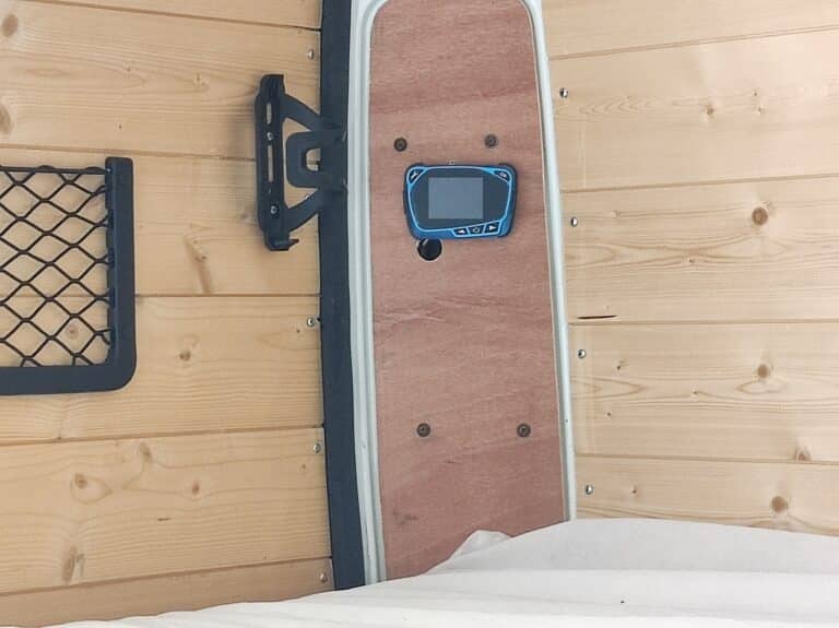 Panneau en bois avec écran numérique et monture noire.