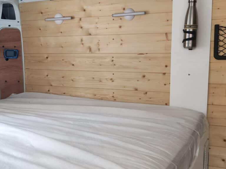 Intérieur camper, lit douillet, paroi en bois pin.