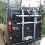 Camionnette avec porte-vélos arrière.