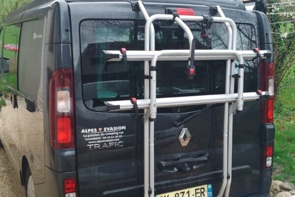Camionnette mit Fahrradträger hinten.