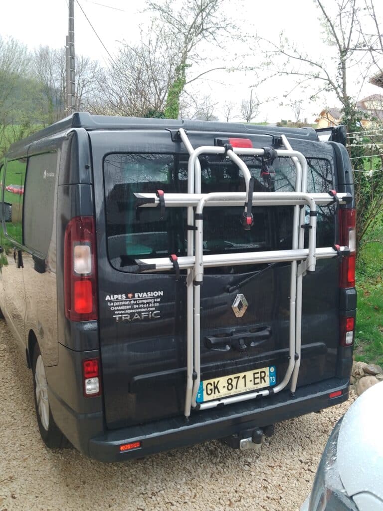 Camionnette avec porte-vélos arrière.