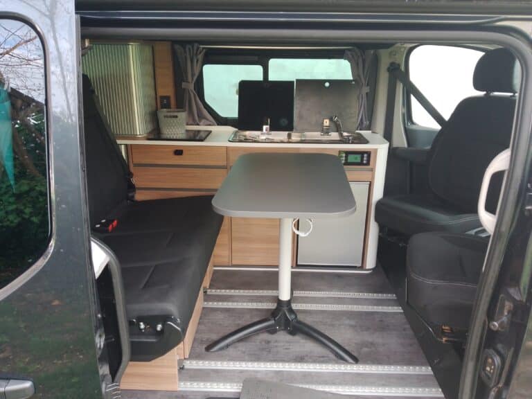 Intérieur aménagé de camping-car moderne et élégant.