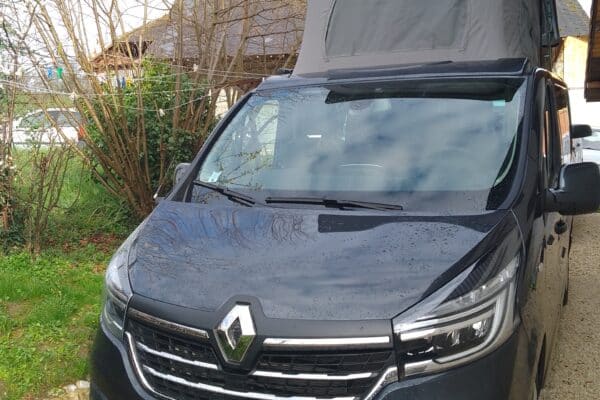 Kastenwagen mit geparktem Aufstelldach.