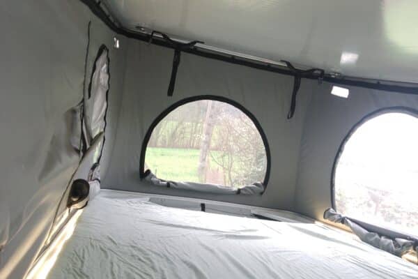 Zeltinneres mit Blick auf den Wald.