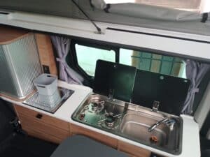 Intérieur de camping-car moderne et équipé.
