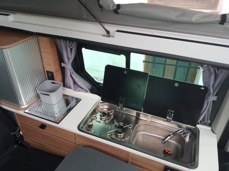 Intérieur de camping-car moderne et équipé.