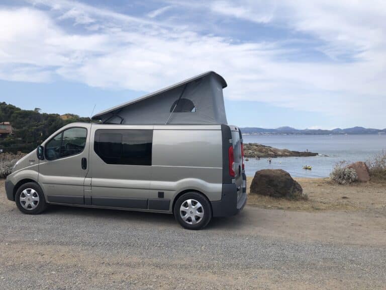 Fourgon aménagé en bord de mer