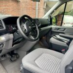 Intérieur moderne de voiture avec volant et tableau de bord