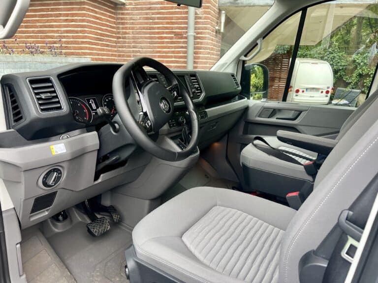 Intérieur moderne de voiture avec volant et tableau de bord