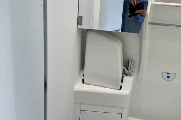 Moderne Inneneinrichtung eines weißen Badezimmers.