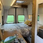 Intérieur cosy de van aménagé pour voyage.