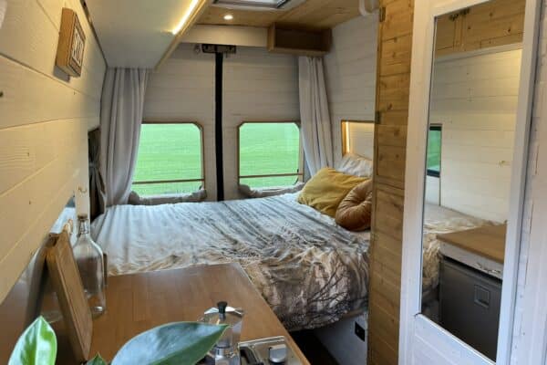 Intérieur cosy de van aménagé pour voyage.