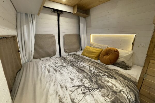 Chaletinterieur, gemütliches Zimmer, Bettwäsche mit Leopardenmuster.