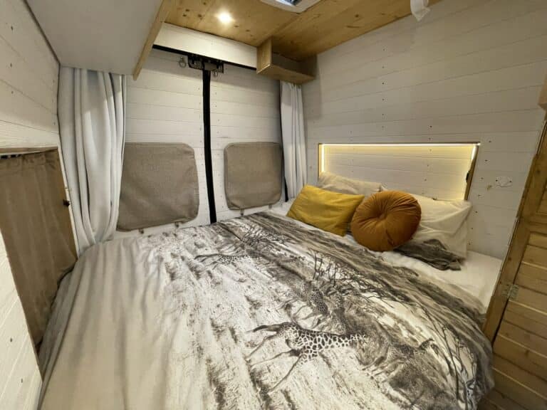 Intérieur chalet, chambre cosy, literie avec motif léopard.