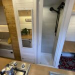 Cabine de douche moderne dans une cuisine équipée.
