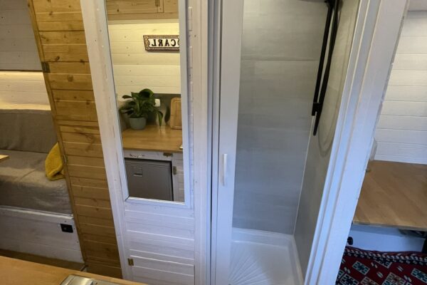 Moderne Duschkabine in einer Einbauküche.