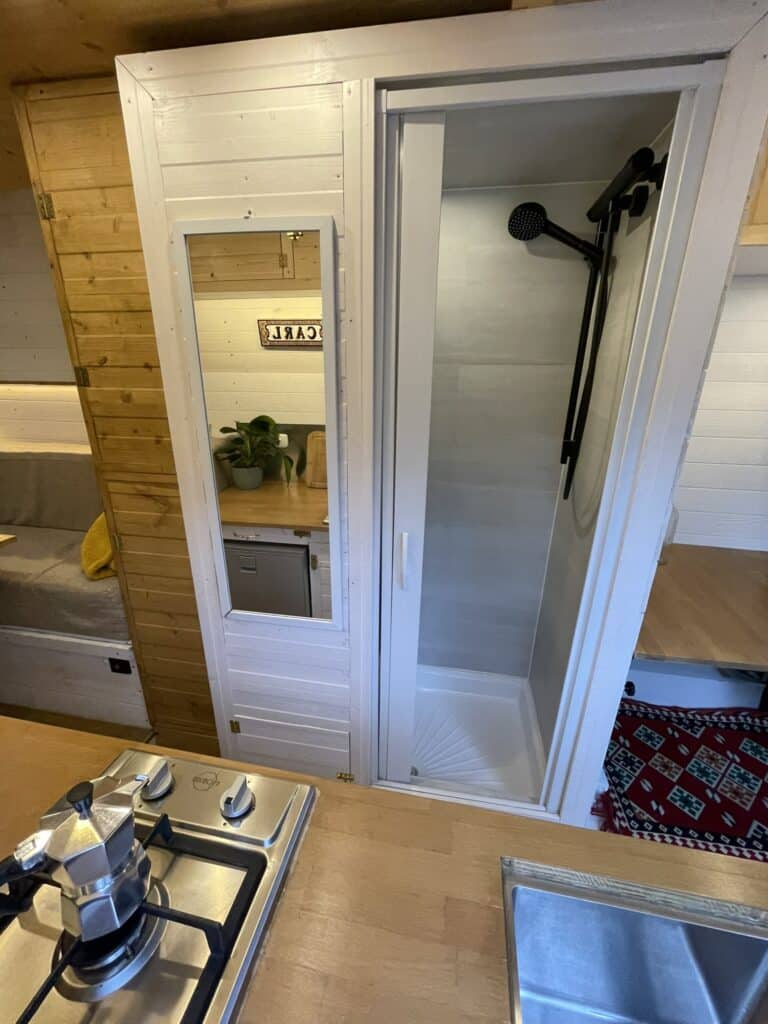 Cabine de douche moderne dans une cuisine équipée.