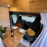 Intérieur cosy de van aménagé pour le dîner.