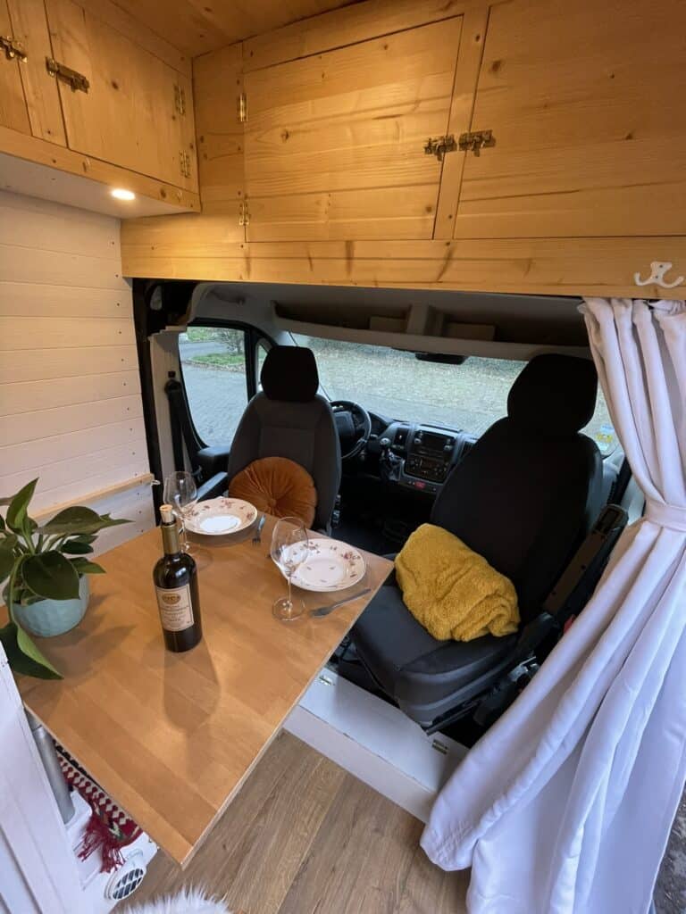 Intérieur cosy de van aménagé pour le dîner.