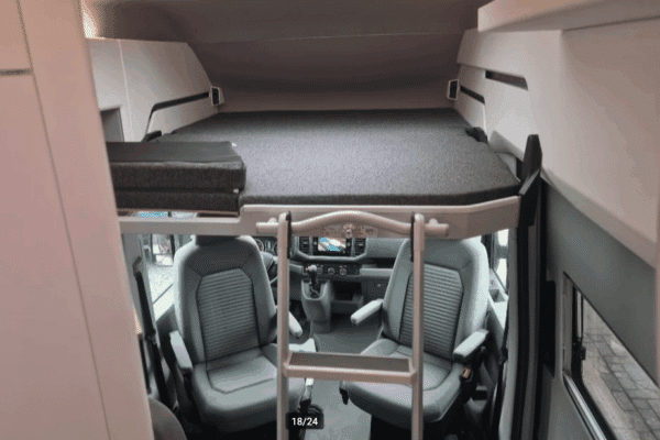 Kabineninnenraum Wohnmobil mit Liege und Sitzen.