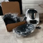 Robot de cuisine multifonction neuf déballé.