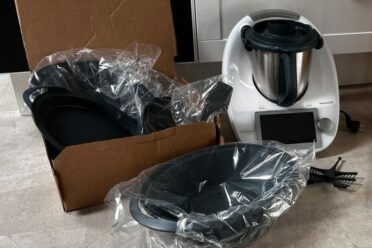 Robot de cuisine multifonction neuf déballé.