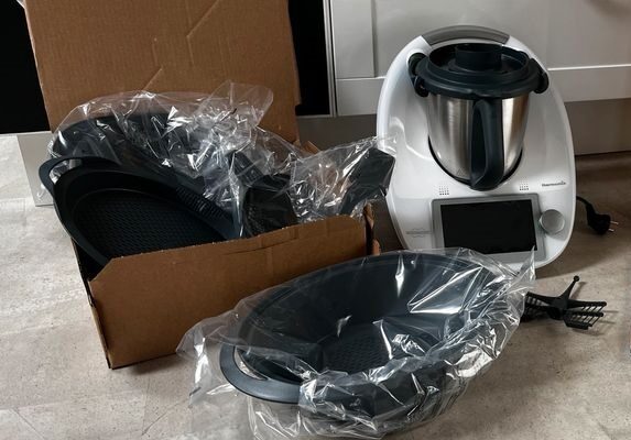 Robot de cuisine multifonction neuf déballé.