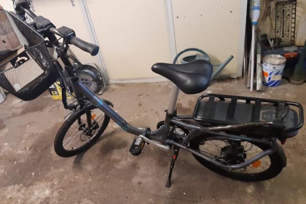 Vélo électrique pliable dans un garage.