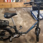 Vélo électrique noir dans un garage.