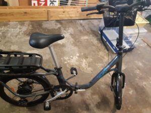 Vélo électrique noir dans un garage.