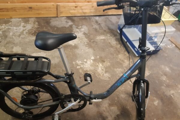 Bicicletta elettrica nera in un garage.