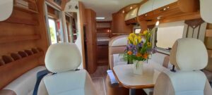 Intérieur élégant de camping-car avec bouquet floral coloré.