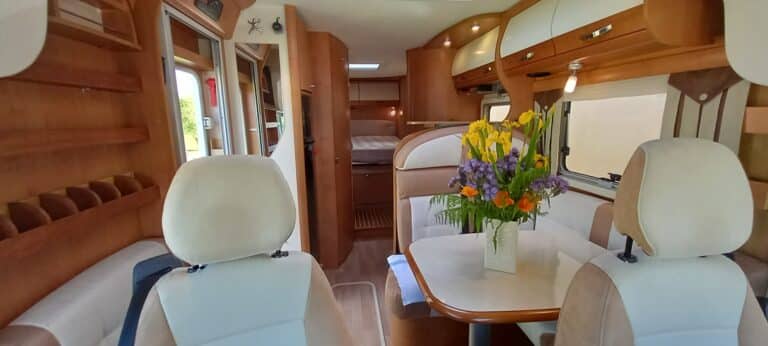 Intérieur élégant de camping-car avec bouquet floral coloré.