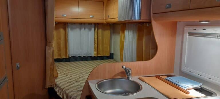 Intérieur confortable de caravane moderne.