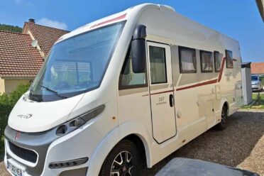 Camping-car blanc stationné en extérieur