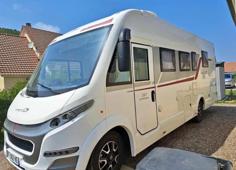 Camping-car blanc stationné en extérieur