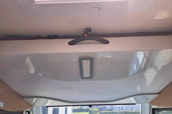 Innenseite von Wohnmobil mit offenem Oberlicht.