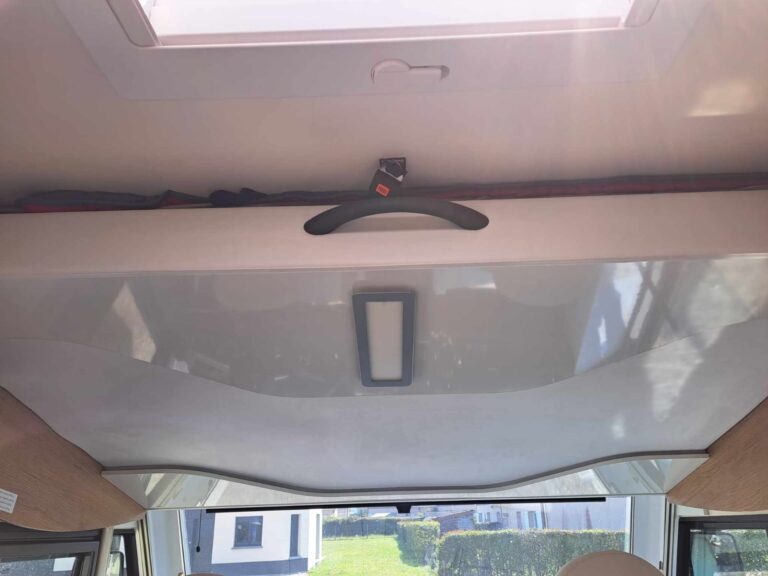 Intérieur de camping-car avec lucarne ouverte.