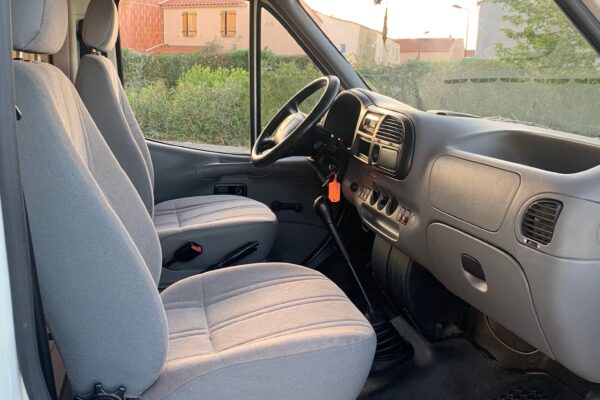 Intérieur de camping-car au coucher du soleil