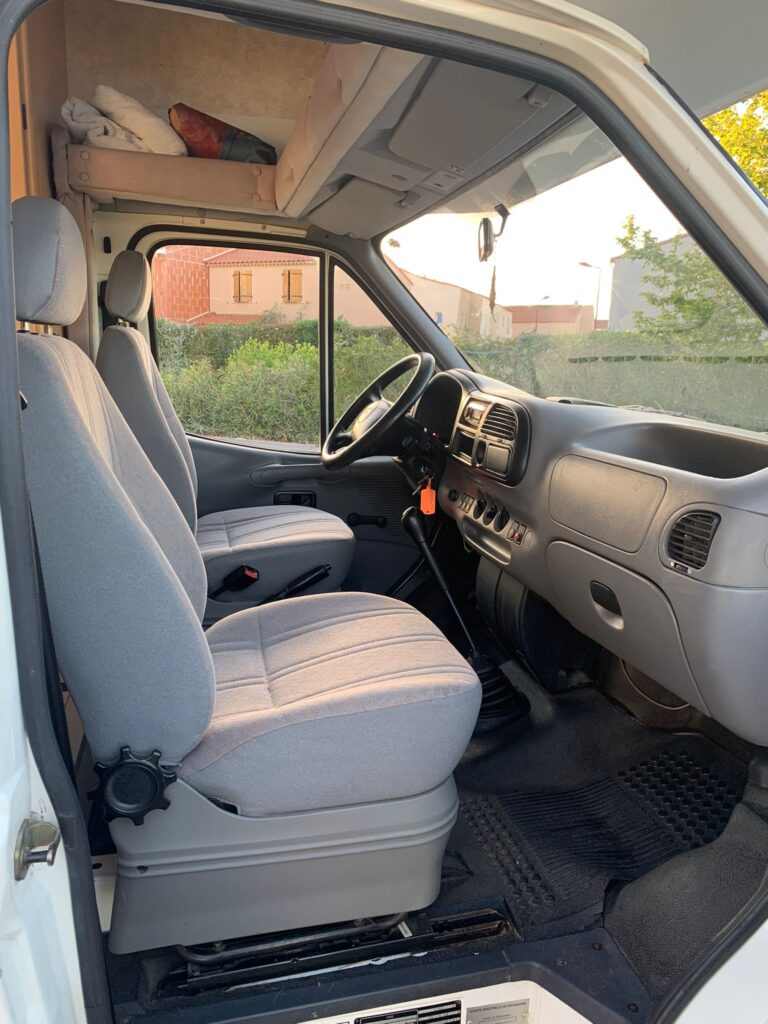 Intérieur de camping-car au coucher du soleil