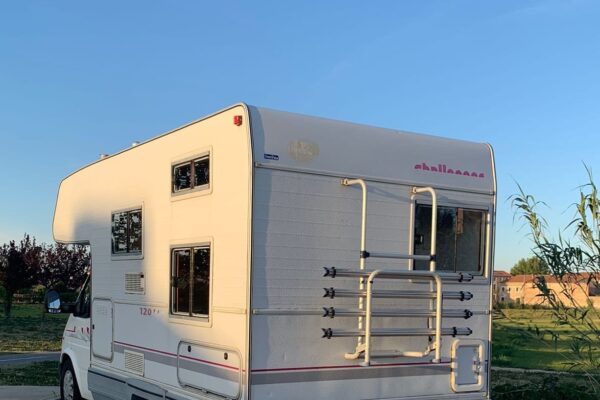 Camping-car stationné en extérieur au crépuscule.