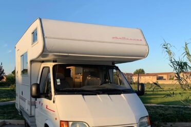 Camping-car Ford stationné en journée.