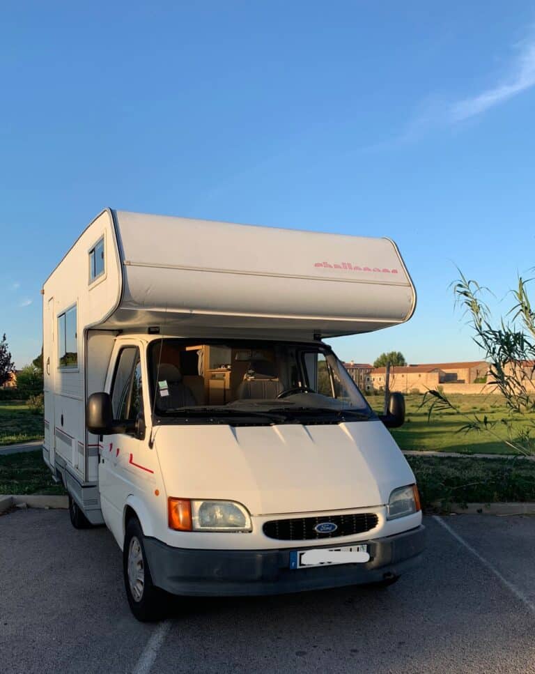 Camping-car Ford stationné en journée.