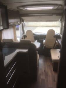 Intérieur moderne de camping-car avec sièges avant pivotants.