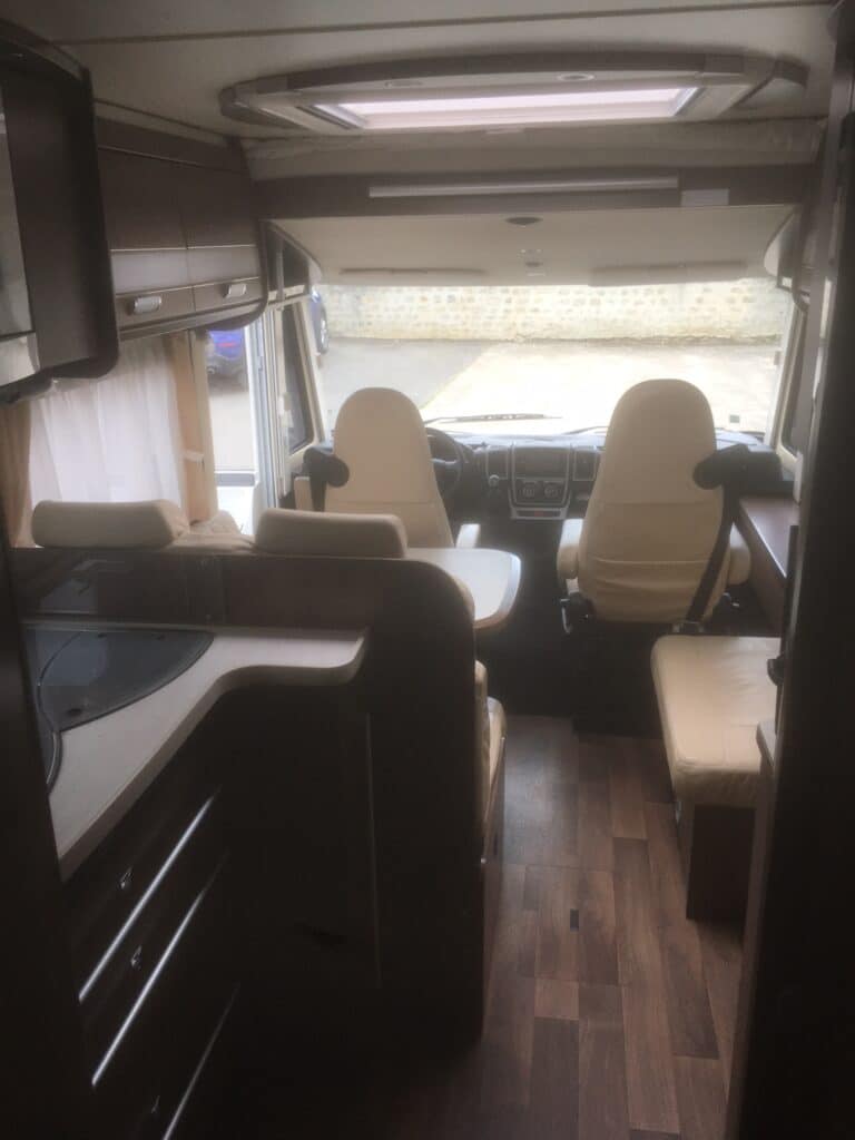 Intérieur moderne de camping-car avec sièges avant pivotants.