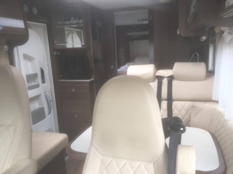 Intérieur moderne de camping-car spacieux et élégant.