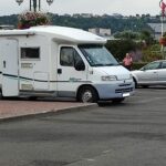 Camping-car stationné dans un parking de ville.