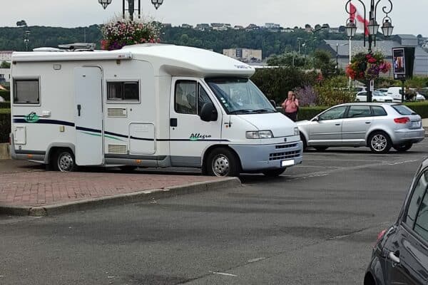 Camping-car stationné dans un parking de ville.