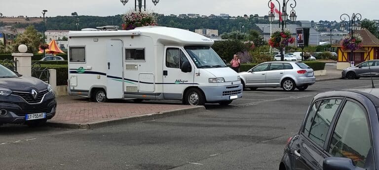 Camping-car stationné dans un parking de ville.