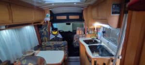 Intérieur moderne de camping-car équipé.